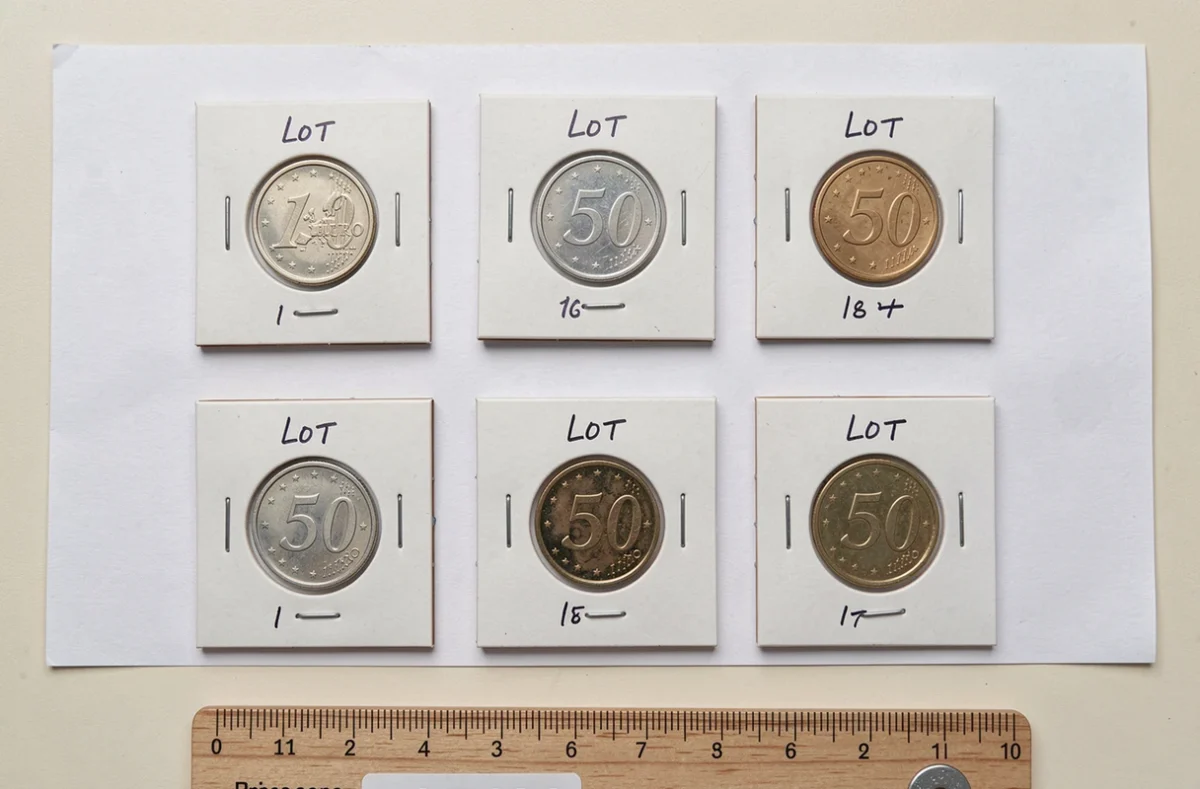 Collection de pièces de 50 centimes incluant des variantes rares avec erreurs de frappe et défaut de centrage, présentées dans des pochettes de collection numérotées